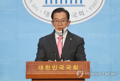 기자회견하는 이종배 의원(서울=연합뉴스) 신준희 기자 = 미래통합당 예결위 간사인 이종배 의원이 28일 국회 소통관에서 제2회 추경안 심사 관련 기자회견을 하고 있다. 2020.4.28 hama@yna.co.kr