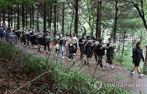 "다시는 이런 일이 없도록 근본적 대책을"2023년 8월 '공원 여성 살해 사건 피해자 추모 및 여성 폭력 방치 국가 규탄 긴급행동'에 참가한 한국성폭력상담소 등 여성단체 회원과 시민들이 서울 관악구 신림동 성폭행 살인 사건 범죄 현장으로 추모 행진을 하고 있다. [연합뉴스 사진]