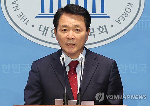 국군의무사관학교 설립 촉구하는 성일종 의원(서울=연합뉴스) 이정훈 기자 = 국민의힘 성일종 의원이 18일 국회 소통관에서 의대 정원 확대 및 국군의무사관학교 설립을 촉구하는 기자회견을 하고 있다. 2023.10.18 uwg806@yna.co.kr