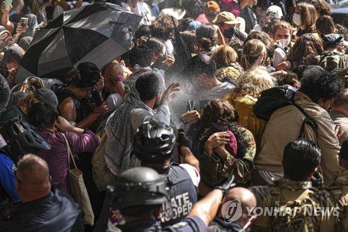 경찰과 충돌하는 美 텍사스대 시위대(오스틴 AP=연합뉴스) 지난 달 29일(현지시간) 미국 텍사스주 오스틴의 텍사스대에서 경찰이 차량을 막아선 친팔레스타인 시위대에 후추 스프레이를 분사하고 있다. 2024.04.30 passion@yna.co.kr