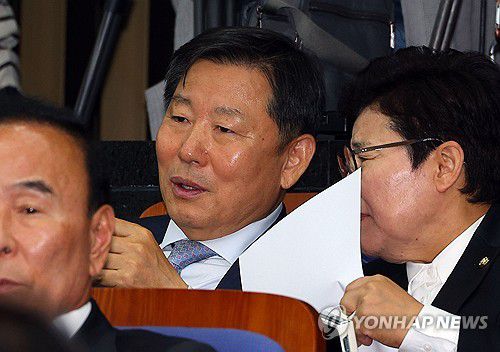 대화하는 이철규-임이자(서울=연합뉴스) 한종찬 기자 = 국민의힘 이철규 의원과 임이자 의원이 2일 국회에서 열린 의원총회에서 대화하고 있다. 2024.5.2 saba@yna.co.kr