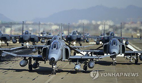 공군, 팬텀 고별 엘리펀트 워크 훈련 실시(서울=연합뉴스) 8일 경기 수원시 공군 수원기지에서 2024 자유의 방패(FS) 연습과 연계해 F-4E 팬텀(Phantom)을 필두로 30여 대의 공군 전투기들이 엘리펀트 워크(Elephant Walk)' 훈련을 진행하고 있다. 2024.3.8 [공군 제공. 재판매 및 DB 금지] photo@yna.co.kr