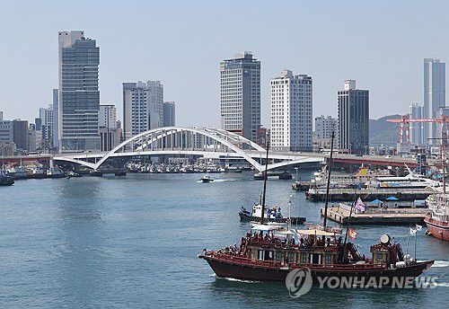부산 앞바다에 뜬 조선통신사선(부산=연합뉴스) 박성제 기자 = 3일 오전 부산 앞바다에 국립해양문화재연구소가 재연한 조선통신사선이 운항하고 있다. 조선통신사 뱃길탐방 프로그램은 축제 기간인 이날부터 5일까지 하루 3차례 운행한다. 2024.5.3 psj19@yna.co.kr