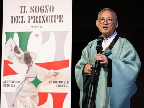 인사말 하는 유인촌 문화체육관광부 장관 (로마=연합뉴스) 유인촌 문체부 장관이 4일(현지시간) 저녁 이탈리아 로마에서 열린 '2024-2025 한국-이탈리아 상호문화교류의해' 개막 공연 리셉션에서 인사말을 하고 있다. [문화체육관광부 제공. 재판매 및 DB 금지]