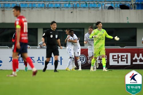 골 넣고 무고사(9번)와 기뻐하는 제르소[한국프로축구연맹 제공. 재판매 및 DB 금지]