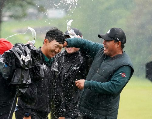 우승 후 축하 세례를 받는 김홍택[제43회 GS칼텍스 매경오픈 조직위원회 제공. 재판매 및 DB 금지]