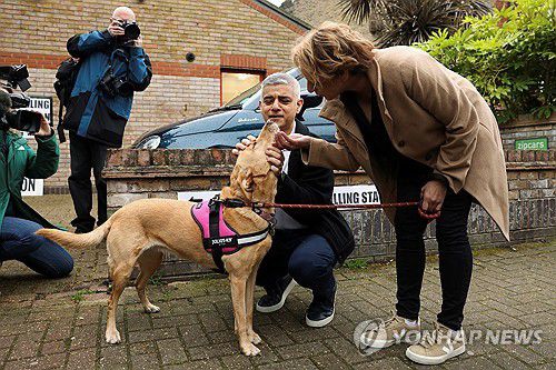 2일(현지시간) 반려견을 데리고 투표장에 나온 칸 시장 부부[로이터 연합뉴스 자료사진. 재판매 및 DB 금지]