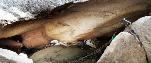 계측기 설치된 경주 남산 마애불(경주=연합뉴스) 이세원 기자 = 3일 오전 경북 경주시 소재 남산 열암곡 경사면에 놓인 마애불에 침하와 미끄러짐을 파악하기 위한 계측기(화면 오른쪽 기기)가 설치돼 있다.