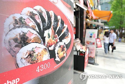 오르는 김밥 가격(서울=연합뉴스) 김성민 기자 = 김밥과 치킨, 피자 등 외식 품목 가격 인상이 이어지고 있는 28일 오후 서울 중구 명동 거리 한 음식점에 음식 메뉴 사진 안내판이 붙어 있다. 한국소비자원 가격정보 종합 포털 참가격에 따르면 지난달 냉면, 김밥 등 대표 외식 품목 8개의 서울지역 평균 가격은 1년 전보다 최대 7% 올랐다. 2024.4.28 ksm7976@yna.co.kr
