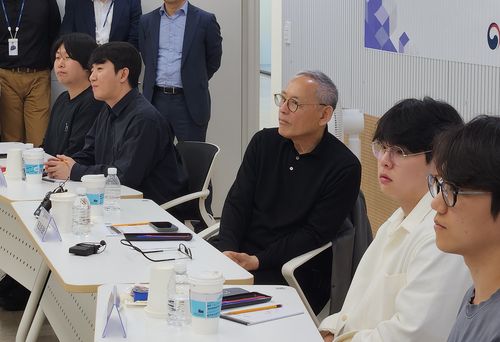 의견 경청하는 유인촌 문화체육관광부 장관    (서울=연합뉴스) 김주환 기자 = 유인촌 문화체육관광부 장관이 8일 서울 서대문구 게임물관리위원회 수도권사무소를 방문해 게임학과 학생들의 의견을 경청하고 있다. 2024.5.8 jujuk@yna.co.kr