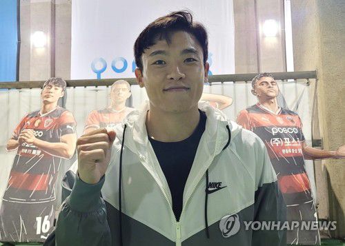 인터뷰하는 정재희(포항=연합뉴스) 최송아 기자 = 포항 스틸러스 공격수 정재희가 지난 20일 포항스틸야드에서 김천 상무와의 8라운드 경기를 마치고 취재진과 인터뷰하고 있다. 2024.4.21 songa@yna.co.kr