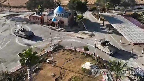 라파 국경검문소에 진입해 점령을 시도하는 이스라엘군 기갑부대[AFP 연합뉴스 자료사진. 재판매 및 DB 금지]