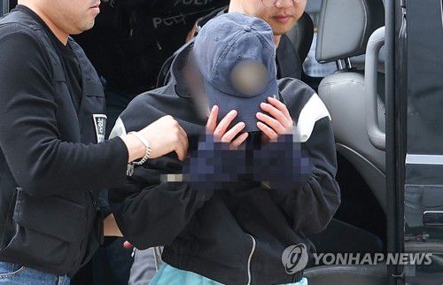 얼굴 가리는 여자친구 살해 의대생(서울=연합뉴스) 김성민 기자 = 강남역 인근 건물 옥상에서 여자친구를 흉기로 살해한 혐의(살인)를 받는 20대 의대생이 8일 오후 서울 서초구 서울중앙지방법원에서 열린 구속 전 피의자 심문(영장실질심사)에 출석하며 얼굴을 가리고 있다. 2024.5.8 ksm7976@yna.co.kr
