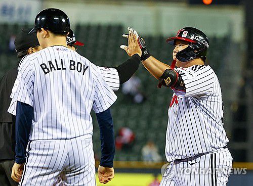 내야 안타로 동점 만드는 LG 김범석(서울=연합뉴스) 서대연 기자 = 9일 오후 서울 송파구 잠실야구장에서 열린 프로야구 2024 KBO리그 SSG 랜더스와 LG 트윈스의 경기.     7회말 1사 2,3루 LG 김범석이 1타점 내야안타로 동점을 만들고 기뻐하고 있다. 2024.5.9 dwise@yna.co.kr