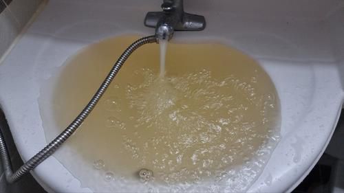 오송2산단 아파트 수도꼭지에서 나오는 흙탕물[연합뉴스 자료사진]