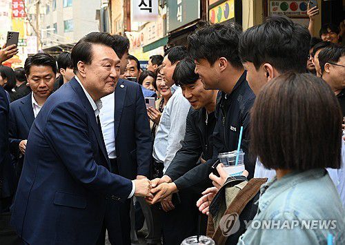 청계천 주변 직장인·시민과 인사하는 윤석열 대통령(서울=연합뉴스) 홍해인 기자 = 윤석열 대통령이 10일 서울 중구 다동 무교동 음식문화의 거리 일대에서 청계천으로 이동 중 직장인, 시민들을 만나 인사하고 있다. 2024.5.10 [대통령실 제공. 재판매 및 DB 금지] hihong@yna.co.kr