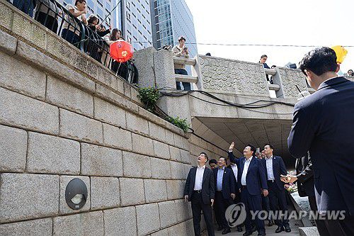 청계천 인근 직장인·시민과 인사하는 윤석열 대통령(서울=연합뉴스) 홍해인 기자 = 윤석열 대통령이 10일 서울 중구 청계천을 찾아 인근 직장인, 시민들과 인사하고 있다. 2024.5.10 [대통령실 제공. 재판매 및 DB 금지] hihong@yna.co.kr