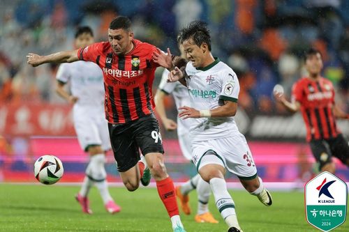 강원 야고, 대전 이정택의 볼 다툼[한국프로축구연맹 제공. 재판매 및 DB 금지]