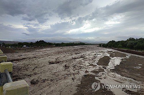 아프가니스탄 홍수(나린[아프가니스탄] AFP=연합뉴스) 10일(현지시간) 아프가니스탄 바글란주 나린 지역에서 홍수로 강물이 넘쳐흐르고 있다. 2024.5.11. photo@yna.co.kr