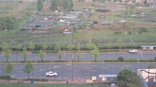 비 갠 풍경비가 갠 12일 아침 충남 아산시 배방읍의 한 도로를 차량이 지나가고 있다. [촬영 유의주]