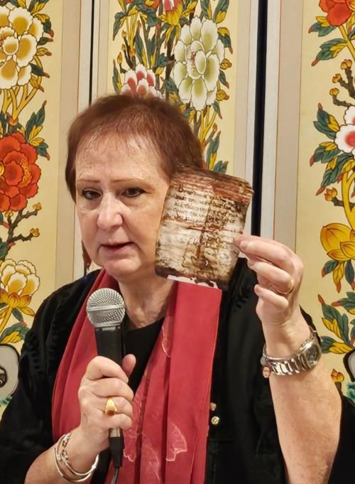 마리아 레티치아 세바스티아니 전 이탈리아 국립기록유산보존복원중앙연구소 소장(로마=연합뉴스) 이탈리아 기록유산 복원 전문가인 마리아 레티치아 세바스티아니 전 국립기록유산보존복원연구소(ICPAL) 소장이 최근 주이탈리아 한국문화원에서 한국 취재진과 만나 ICPAL이 복원한 기록물 사본을 보여주고 있다. [문화체육관광부 제공. 재판매 및 DB 금지]