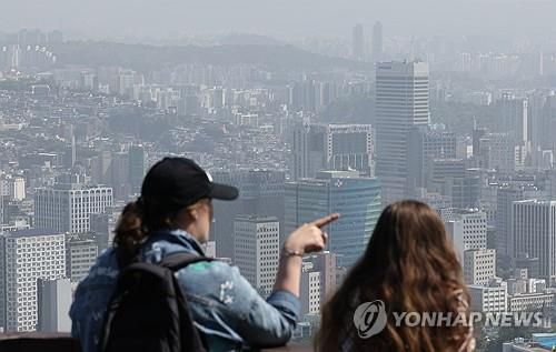 서울 하늘에 가득한 미세먼지(서울=연합뉴스) 김성민 기자 = 미세먼지 농도가 '나쁨' 수준을 보인 12일 오전 서울 중구 남산에서 바라본 도심이 뿌옇다. 2024.5.12 ksm7976@yna.co.kr