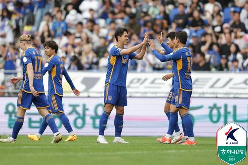 골 넣고 동료들과 손 마주치는 김영권[한국프로축구연맹 제공. 재판매 및 DB 금지]