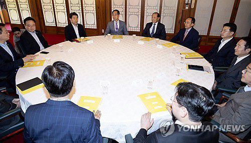 4·10 총선 이후 첫 고위 당·정·대 협의회(서울=연합뉴스) 김도훈 기자 = 12일 오후 서울 종로구 삼청동 총리 공관에서 열린 긴급 고위 당·정·대 협의회에서 한덕수 국무총리, 국민의힘 황우여 비상대책위원장, 추경호 원내대표를 비롯한 참석자들이 자리에 앉아 회의 시작을 기다리고 있다. 2024.5.12 superdoo82@yna.co.kr