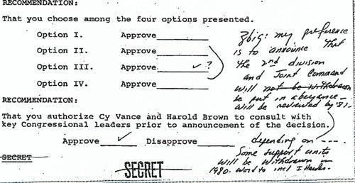 (서울=연합뉴스) 지미 카터 대통령은 1979년 7월 외교참모인 즈비그뉴 브레진스키 백악관 국가안보보좌관으로부터 주한미군 철수와 관련해 네가지 선택지를 담은 '한국으로부터의 지상군 철수' 보고를 받고 세번째 안을 승인했다. 카터 대통령은 친필로 보고서 공란에 "ZB(즈비그뉴 약칭)! 내가 선호하는 것은 2사단과 연합사는 유보되는 것이며 (남북한 군사력 균형 회복과 한반도 긴장완화를 향한 실질적 진전의 증거에 따라) 81년에 재검토될 것이라는 것임"이라고 썼다. 2018.11.25  [자료제공 = 제임스 퍼슨 미국 존스홉킨스대 국제관계대학원 연구원/한미클럽 의뢰로 미국 외교문서 발굴 프로젝트 등 진행]