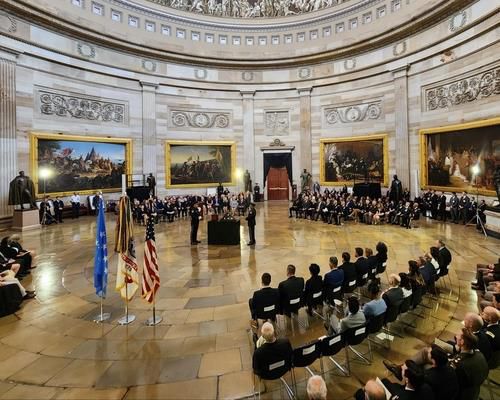 美의회서 조문행사 개최 최고예우 받은 '한국전 영웅' (워싱턴=연합뉴스) 강병철 특파원 = 미국 의사당 중앙홀에서 4월29일(현지시간) 한국전쟁 영웅인 고(故) 랠프 퍼켓 미 육군 예비역 대령의 유해를 안치하고 조문하는 행사가 열리고 있다.  soleco@yna.co.kr