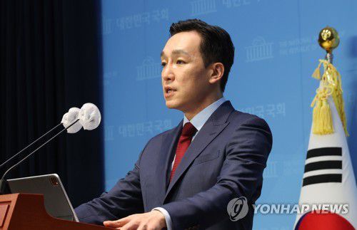 논평 발표하는 김민수 대변인(서울=연합뉴스) 하사헌 기자 = 국민의힘 김민수 대변인이 9일 오후 서울 여의도 국회 소통관에서 논평을 발표하고 있다. 2023.7.9 toadboy@yna.co.kr