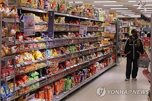 가공식품 가격 동향은..(서울=연합뉴스) 류효림 기자 = 9일 서울 시내의 한 대형마트 가공식품 및 과자 판매대에서 시민들이 장을 보고 있다. 2024.4.9 ryousanta@yna.co.kr