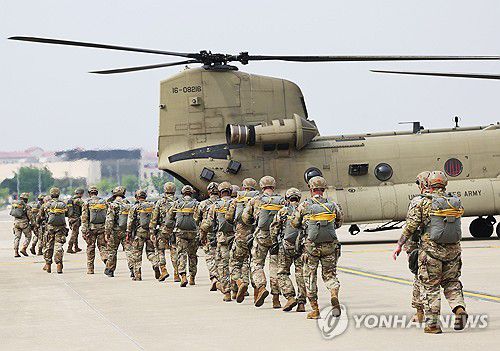 강하 위해 헬기 탑승하는 주한미특수전사령부 장병들(평택=연합뉴스) 홍기원 기자 = 4월 30일 경기도 평택시 캠프 험프리스에서 열린 한미 연합 공수 훈련에서 주한미특수전사령부(SOCKOR) 장병들이 강하를 위해 치누크 헬기로 이동하고 있다. 2024.5.2 xanadu@yna.co.kr