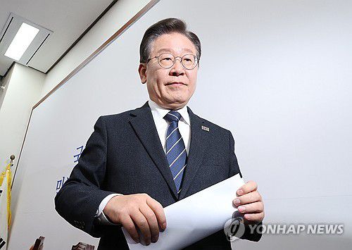 이석하는 이재명 대표(서울=연합뉴스) 김주형 기자 = 더불어민주당 이재명 대표가 8일 오전 국회에서 열린 최고위원회의를 마친 뒤 이석하고 있다. 2024.5.8 kjhpress@yna.co.kr