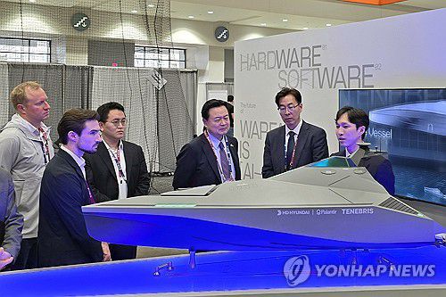 HD현대, 미 AI엑스포서 무인함정 첫 공개(서울=연합뉴스) HD현대가 미국 워싱턴 D.C.의 월터 E. 워싱턴 컨벤션 센터에서 열린 '인공지능 엑스포(AI EXPO for National Competitiveness)'에서 팔란티어와 공동개발 중인 무인수상정(USV) '테네브리스(TENEBRIS)'를 처음으로 공개했다고 9일 밝혔다. 사진은 미국 AI 엑스포 현장을 방문한 조현동 주미한국대사(오른쪽 세 번째)가 HD현대중공업 관계자로부터 무인수상정(USV) '테네브리스'에 대해 설명듣는 모습. 2024.5.9 [HD현대 제공. 재판매 및 DB 금지]