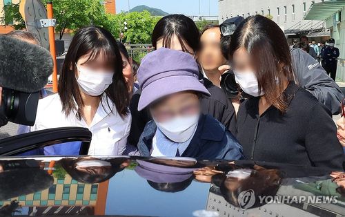 가석방되는 윤석열 대통령 장모(서울=연합뉴스) 서대연 기자 = 통장 잔고 증명서 위조 혐의 등으로 작년 7월 징역 1년을 선고받고 복역 중이던 윤석열 대통령의 장모 최은순 씨가 14일 오전 가석방 돼 서울동부구치소를 나선 뒤 차량에 탑승하고 있다. 2024.5.14 [공동취재] dwise@yna.co.kr