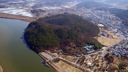 하늘에서 보는 부여 부소산성, 관북리 유적 전경[문화재청 제공. 재판매 및 DB 금지]