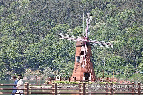 봄기운 만끽하는 시민들[촬영 박세진]