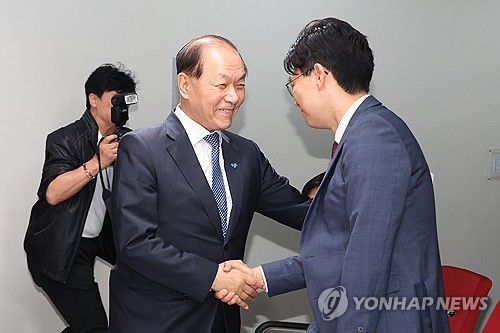 총선백서 특위 참석한 황우여 비대위원장(서울=연합뉴스) 김주성 기자 = 국민의힘 황우여 비상대책위원장이 14일 오전 서울 여의도 당사에서 열린 제3차 총선백서 특별위원회의에 참석해 조정훈 위원장과 악수하고 있다. 2024.5.14 utzza@yna.co.kr