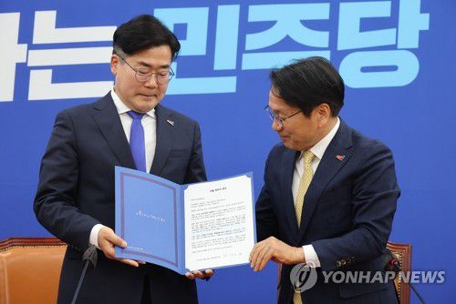 오월 광주의 편지 전달하는 강기정 광주시장(서울=연합뉴스) 김주형 기자 = 강기정 광주광역시장(오른쪽)이 14일 오전 서울 영등포구 국회에서 더불어민주당 박찬대 원내대표에게 오월 광주의 편지를 전달하고 있다. 2024.5.14 kjhpress@yna.co.kr