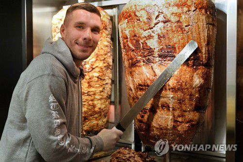 되너 체인점 운영하는 전 독일 축구 국가대표팀 공격수 루카스 포돌스키[EPA 연합뉴스 자료사진. 재판매 및 DB 금지]