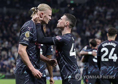 골 넣고 기뻐하는 홀란(왼쪽)과 필 포든[EPA=연합뉴스]