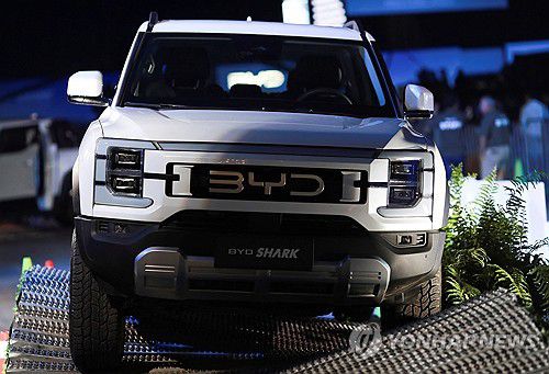 멕시코에서 처음 공개된 비야디 '샤크'(멕시코시티 로이터=연합뉴스) 14일(현지시간) 멕시코시티 한 행사장에 중국 전기차 업체 비야디의 첫 전기 픽업트럭 '샤크'가 전시돼 있다. 2024.5.15