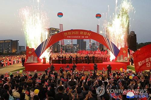 김정은, 평양 전위거리 준공식 참석…딸 주애 두달만에 재등장(평양 조선중앙통신=연합뉴스)  북한 수도 평양의 북쪽에 새로운 거리인 '전위거리'가 완공돼 베일을 벗었다. 조선중앙통신은 김정은 국무위원장이 지난 14일 전위거리 준공식에 참석했다고 15일 보도했다. 김 위원장은 야간에 열린 준공식에서 직접 준공 테이프를 끊으면서 건설에 참여한 청년들을 격려했다. 김주애가 공개석상에 등장한 것은 지난 3월 15일 항공육전병부대(공수부대) 훈련 지도와 강동종합온실 준공식에 참석한 이후 두 달 만이다. 2024.5.15      [국내에서만 사용가능. 재배포 금지. For Use Only in the Republic of Korea. No Redistribution] nkphoto@yna.co.kr
