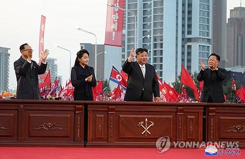 김정은, 평양 전위거리 준공식 참석…딸 주애 두달만에 재등장(평양 조선중앙통신=연합뉴스)  북한 수도 평양의 북쪽에 새로운 거리인 '전위거리'가 완공돼 베일을 벗었다. 조선중앙통신은 김정은 국무위원장이 지난 14일 전위거리 준공식에 참석했다고 15일 보도했다. 김 위원장은 야간에 열린 준공식에서 직접 준공 테이프를 끊으면서 건설에 참여한 청년들을 격려했다. 김주애가 공개석상에 등장한 것은 지난 3월 15일 항공육전병부대(공수부대) 훈련 지도와 강동종합온실 준공식에 참석한 이후 두 달 만이다. 2024.5.15      [국내에서만 사용가능. 재배포 금지. For Use Only in the Republic of Korea. No Redistribution] nkphoto@yna.co.kr