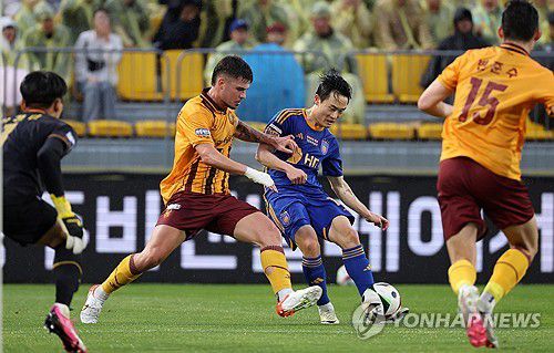 공격하는 엄원상(광주=연합뉴스) 조남수 기자 = 15일 광주축구전용구장에서 열린 프로축구 K리그1 광주FC와 울산 HD의 경기. 울산 엄원상이 전반전에 공격하고 있다. 2024.5.15 iso64@yna.co.kr