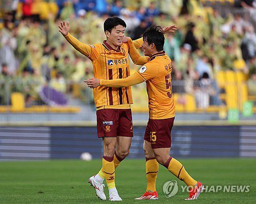 이강현ㆍ박태준 '우리가 한골씩'(광주=연합뉴스) 조남수 기자 = 15일 광주축구전용구장에서 열린 프로축구 K리그1 광주FC와 울산 HD의 경기. 광주 이강현(왼쪽)이 후반전에 추가 골을 넣고 박태준(55), 변준수와 기뻐하고 있다. 2024.5.15 iso64@yna.co.kr