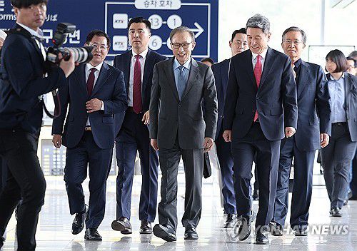 고향 찾은 이명박 전 대통령(포항=연합뉴스) 윤관식 기자 = 이명박 전 대통령이 16일 경북 포항역에 도착해 대합실로 이동하고 있다. 2024.5.16 psik@yna.co.kr