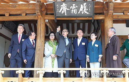 경주이씨 재실 이상재 찾은 이명박 전 대통령 내외(포항=연합뉴스) 윤관식 기자 = 이명박 전 대통령과 김윤옥 여사가 16일 경북 포항시 북구 흥해읍 덕실마을을 찾아 경주이씨 재실인 이상재(履霜齋)를 살펴보고 있다. 2024.5.16 psik@yna.co.kr