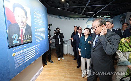 대통령 기념관 찾은 이명박 전 대통령(포항=연합뉴스) 윤관식 기자 = 이명박 전 대통령이 16일 경북 포항시 북구 흥해읍 덕실마을에 위치한 대통령 기념전시관인 덕실관을 방문해 전시물을 둘러보고 있다. 2024.5.16 psik@yna.co.kr